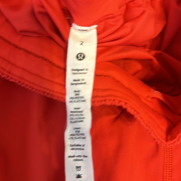size 2 track that Lululemon shorts 5 inch - Picture 4 of 4